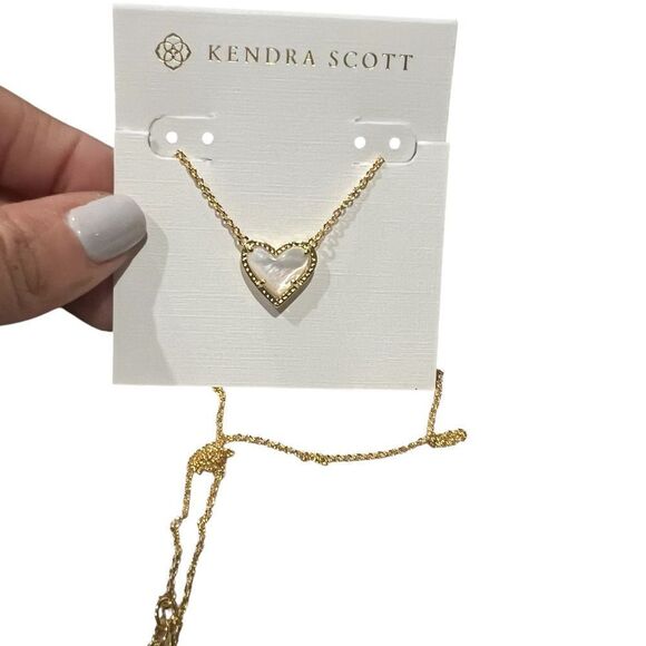 NWOT Kendra Scott Ari Heart Gold Pendant Necklace‎ in Ivory Mother-of-Pearl - Picture 1 of 8